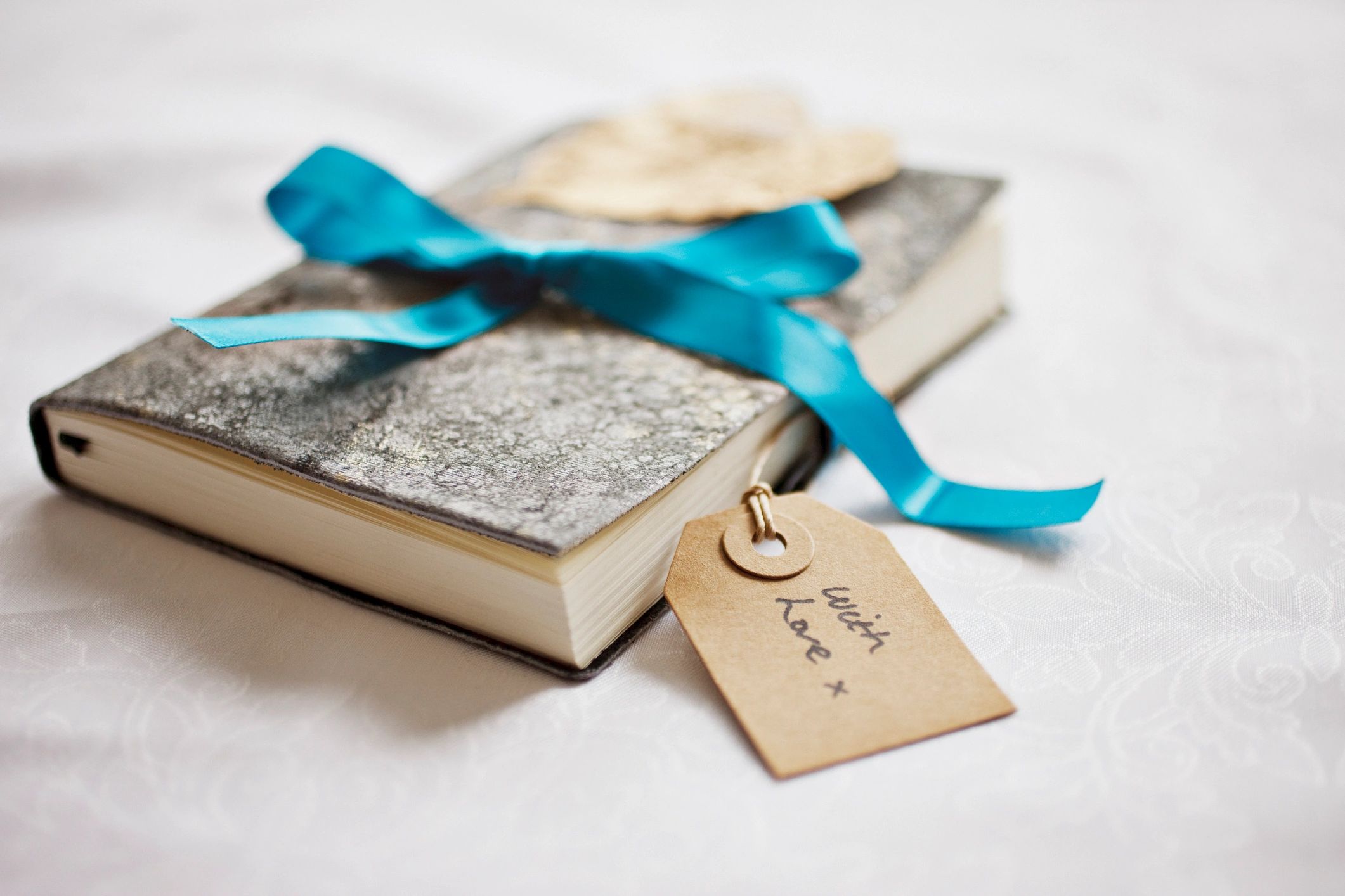 Livro com fita e etiqueta