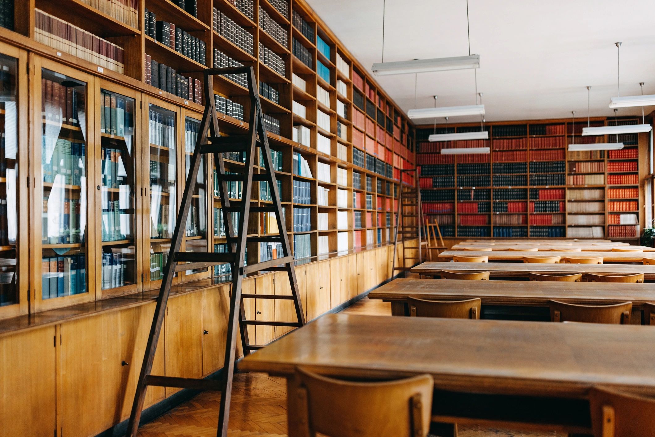 Interior de biblioteca com mesas