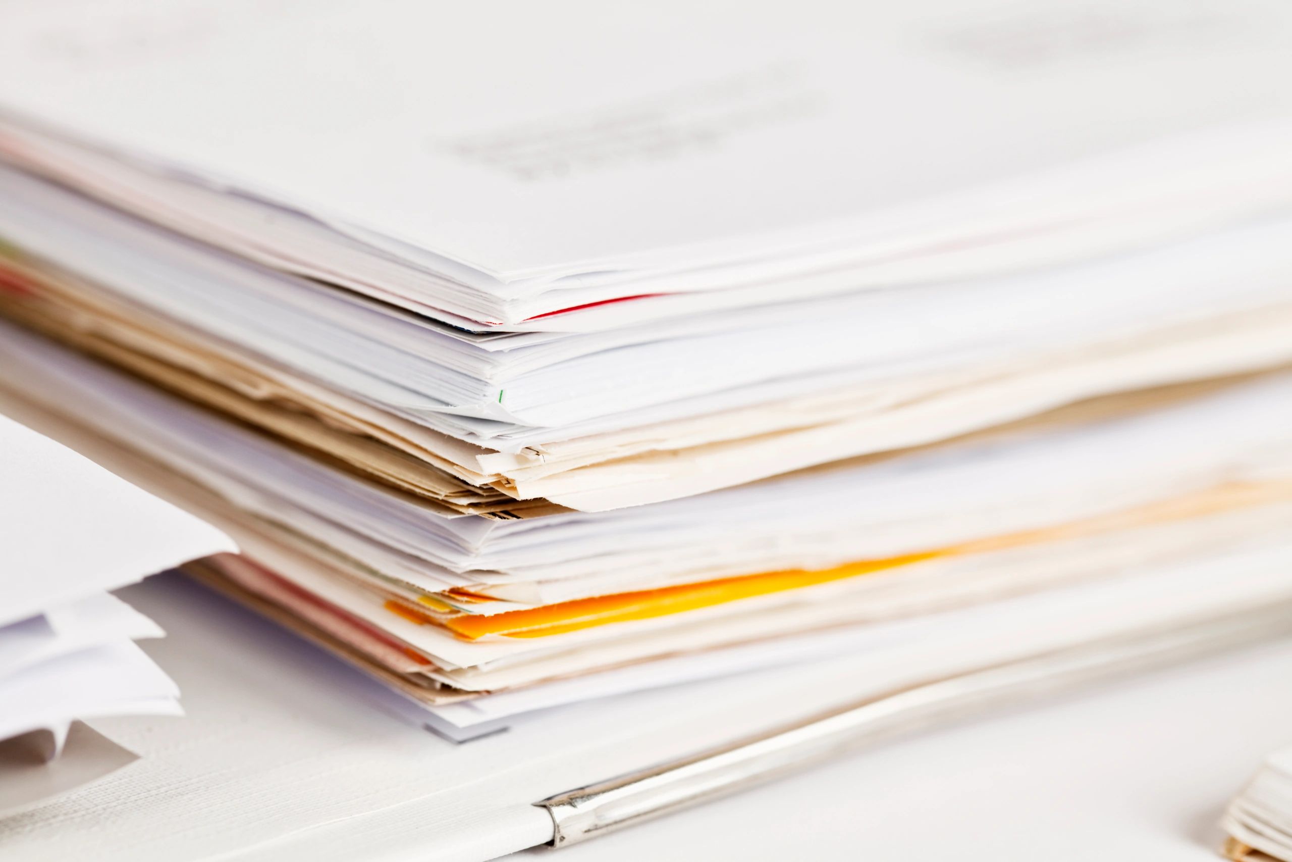 Pilha de documentos em fichário